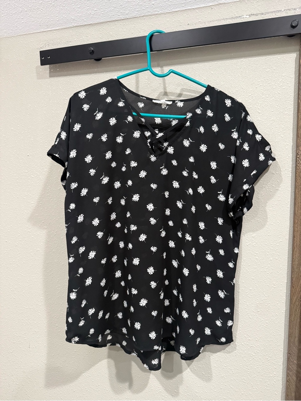 Women’s Black Daisy Print Short Sleeve Blouse